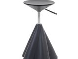un gros plan d'un tabouret noir sur fond blanc
