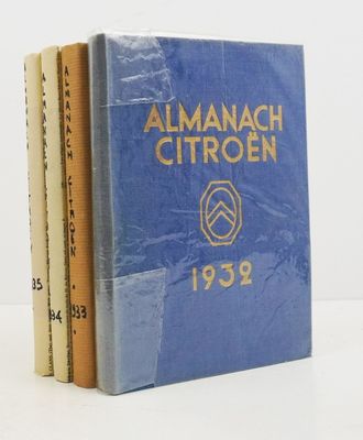 trois livres sont empilés sur une table