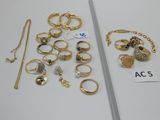 beaucoup de bagues et de bracelets en or sur la table