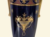 un grand vase bleu orné de motifs dorés