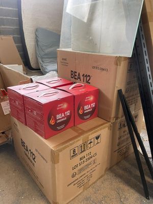 plusieurs boîtes empilées les unes sur les autres