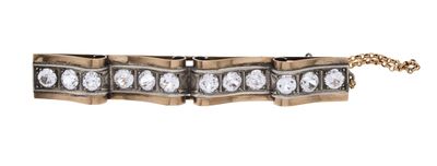 une image montrant un gros plan d'un bracelet sur fond blanc