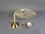 une assiette blanche ornée d'une clochette dorée et de quelques boutons