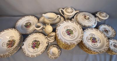 de nombreux types d'assiettes et de bols différents sur la table