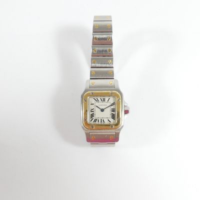 l'image d'une montre sur une surface blanche