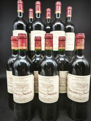 six bouteilles de vin rouge sont alignées