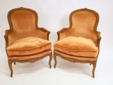paire de fauteuils de style Louis XV recouverts de velours