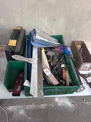une pile d'objets assortis sur une table