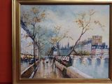 la photo d'un tableau accroché à un mur rouge