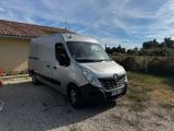 une camionnette blanche garée devant une maison