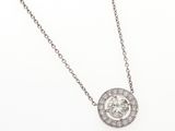 un collier avec un pendentif en or blanc et diamants