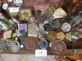une vitrine en verre sur laquelle sont exposées de nombreuses médailles
