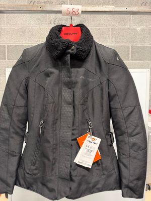 une veste suspendue à un cintre dans un magasin