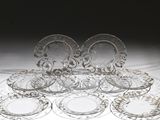 de nombreuses assiettes en verre posées sur une table