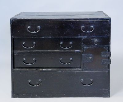 une petite commode noire sur fond blanc
