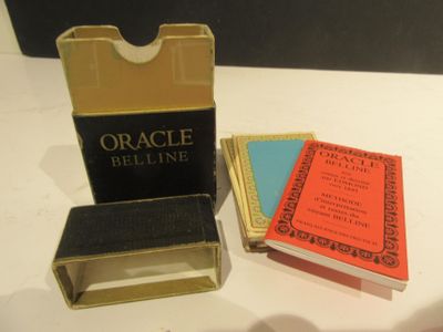 une petite boîte contenant un livre et une autre petite boîte contenant elle-même un livre