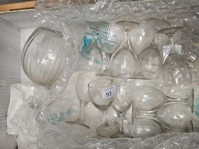 12 Verres à vin à décor de rainures et sa carafes et on y jo…