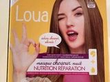la boîte est ouverte sur la table et on y voit la main d'une femme faisant le signe de la paix