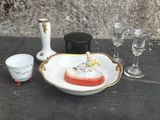 un saladier sur lequel est posé un gâteau, à côté de verres à vin