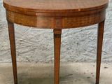 une image représentant une petite table en bois au plateau incurvé