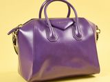 un sac à main violet posé sur une surface jaune
