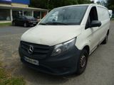une camionnette blanche garée dans un parking