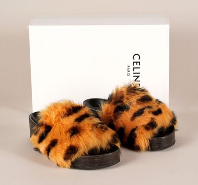 une paire de pantoufles à imprimé léopard avec des semelles noires