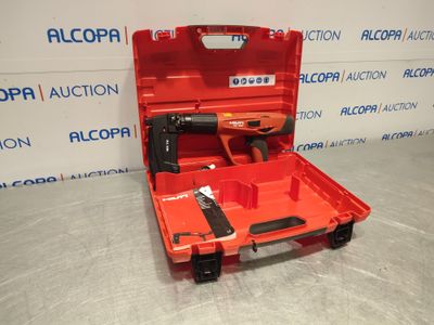 une boîte à outils rouge contenant des outils, posée sur une table