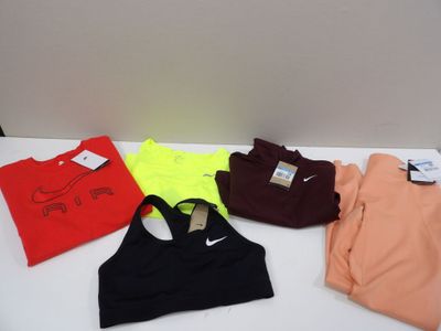 un lot de brassières de sport posées sur une table blanche