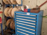 une armoire à outils bleue sur laquelle sont posés de nombreux outils