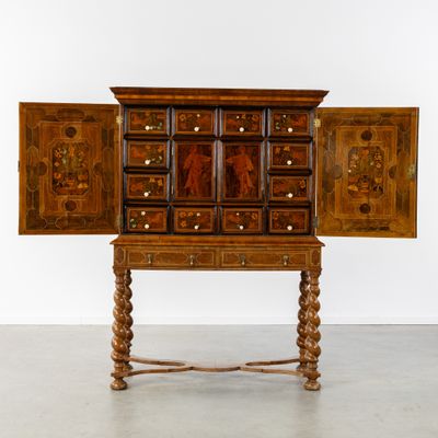 une armoire en bois comportant de nombreux tiroirs et portes