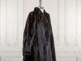 Le manteau de fourrure est suspendu à un cintre dans une pièce.