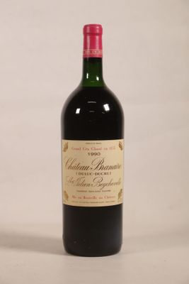 une bouteille de vin posée sur une table