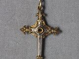 une croix en or suspendue à un cordon blanc