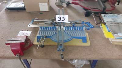 une table sur laquelle se trouve un numéro et des outils