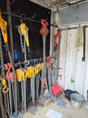 de nombreuses chaînes accrochées au mur d'un immeuble