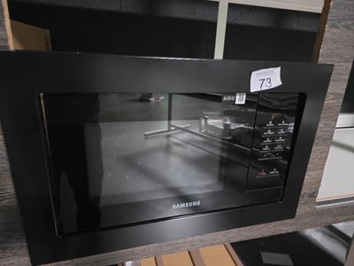 un micro-ondes avec une porte en verre, exposé dans un magasin