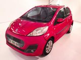 une voiture rouge garée dans une pièce blanche