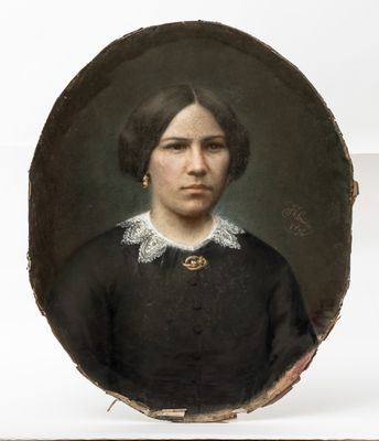 portrait d'une femme en robe noire à col blanc