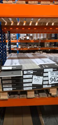 de nombreux cartons sur une palette dans un entrepôt