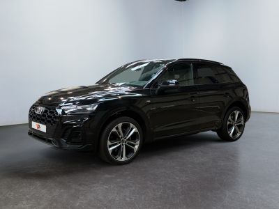 un SUV Audi noir garé dans un showroom