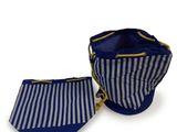 un sac à main rayé bleu et blanc avec une pochette assortie