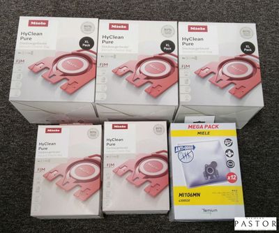 quatre cartons d'aspirateurs posés les uns à côté des autres sur un tapis