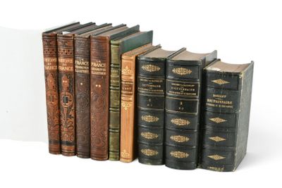 plusieurs vieux livres sont alignés sur une surface blanche