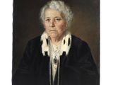 un tableau représentant une femme d'un certain âge vêtue d'un manteau noir et portant un collier de perles