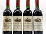 trois bouteilles de vin rouge sont alignées sur une surface blanche