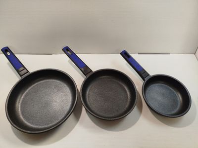 trois casseroles sont alignées les unes à côté des autres sur un plan de travail