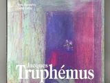La couverture du livre de Jacques Trophenus est exposée sur une étagère