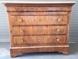 une commode ancienne avec un plateau en marbre et des ferrures en laiton