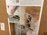 une photo d'une boîte en carton contenant tout un tas d'objets